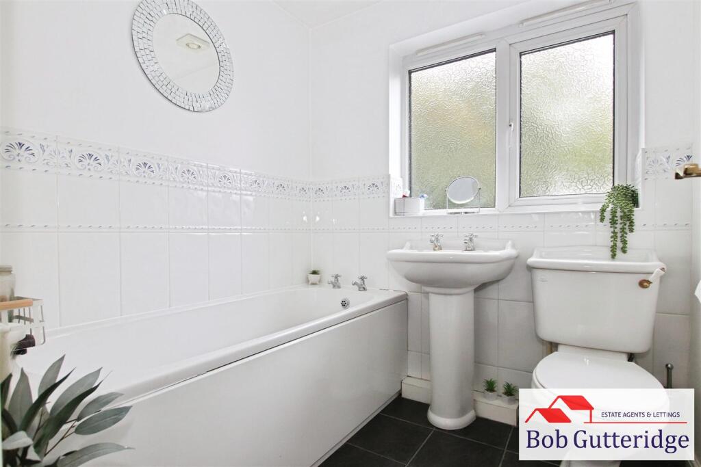 FIRST FLOOR BATHROOM