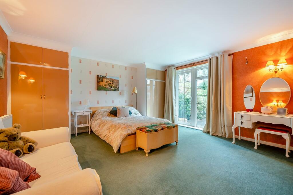8588075-interior21.jpg