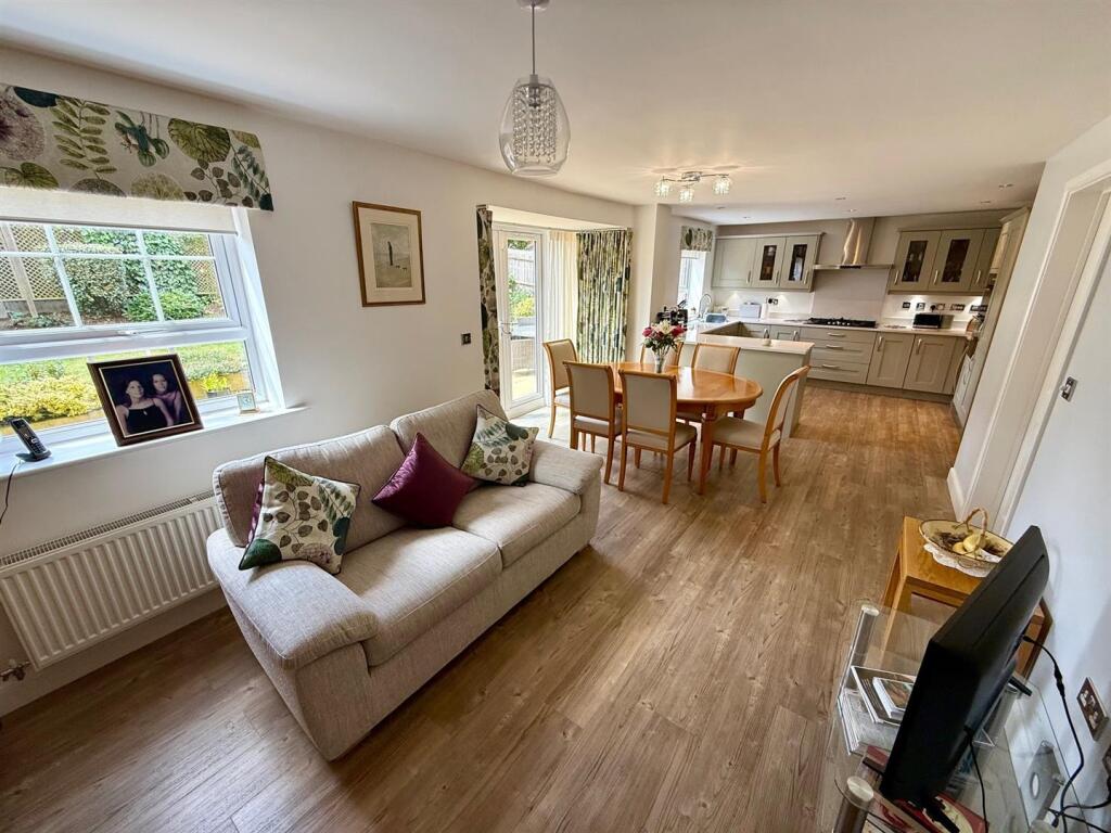 KL8 Kitchen Dining.jpg