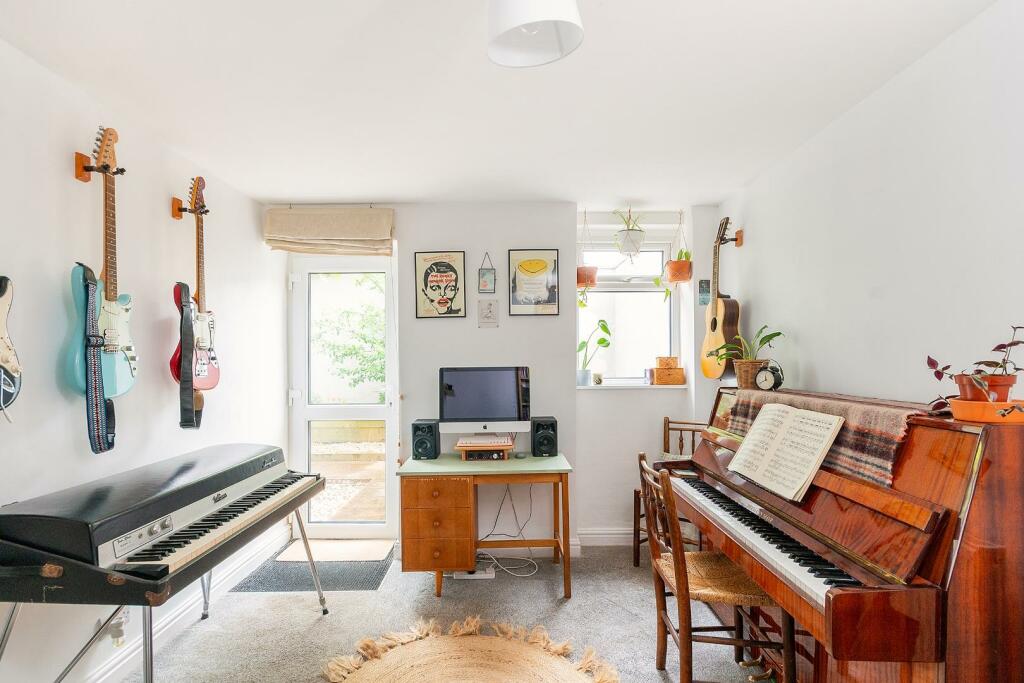 B1FHHEV - Bedroom H.jpg