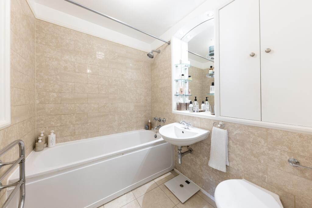 The Circle F259 (...