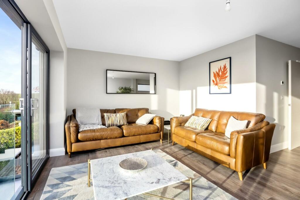 Warren Road, lounge 5 .jpg