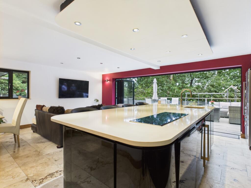 CAM03729G0-PR0082-STILL012