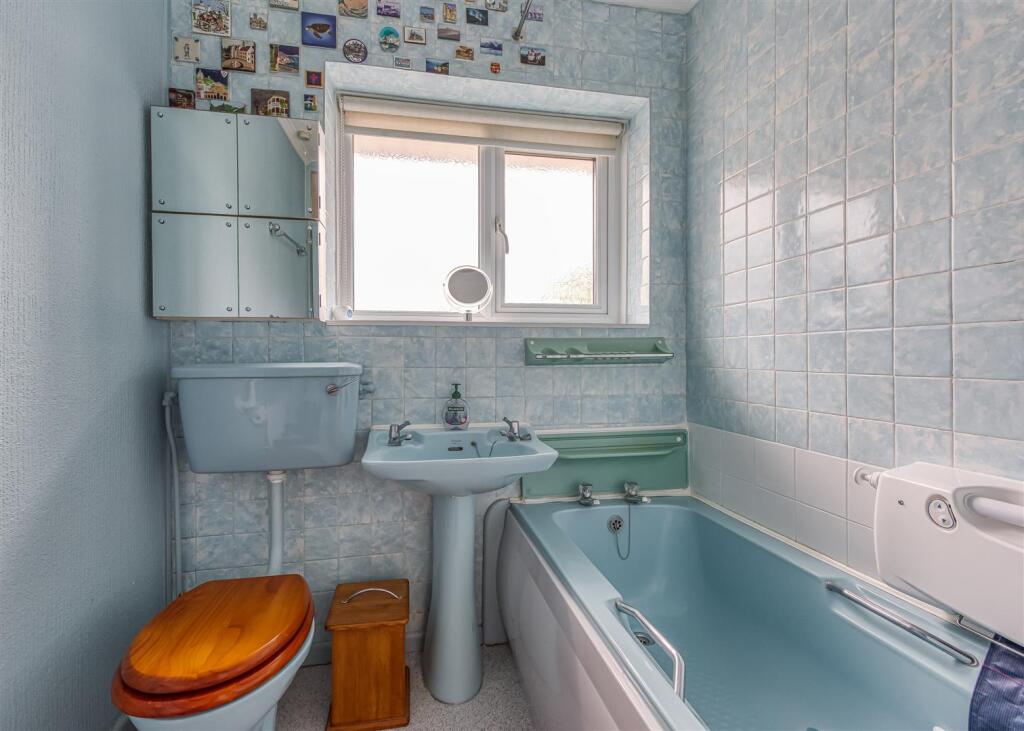 21 Langley Gardens-Bathroom.jpg