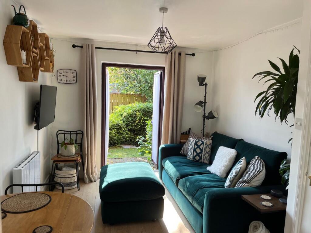 Living area pic 3.jpg