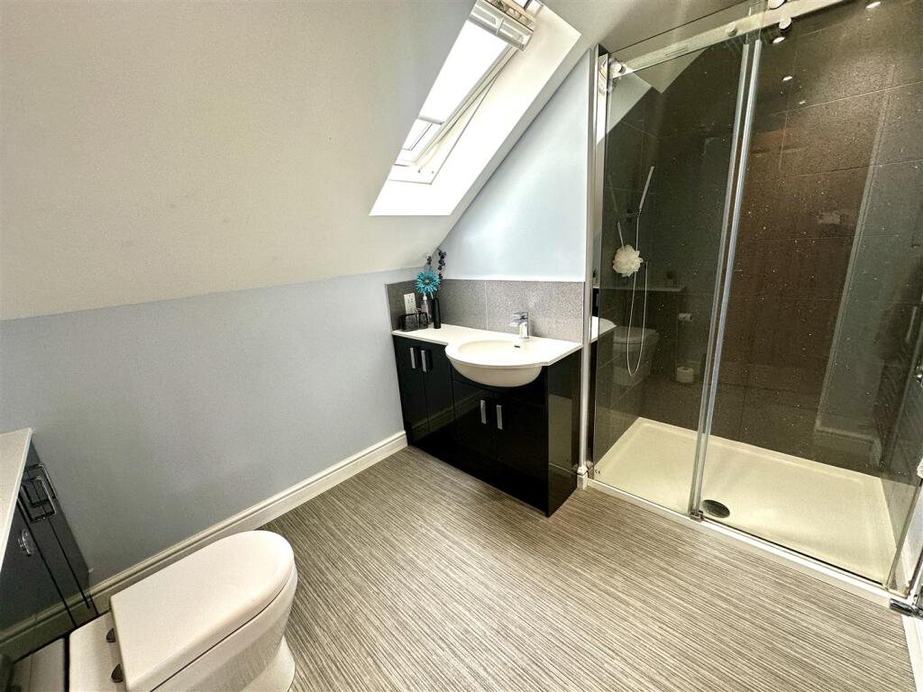 EN-SUITE SHOWER ROOM