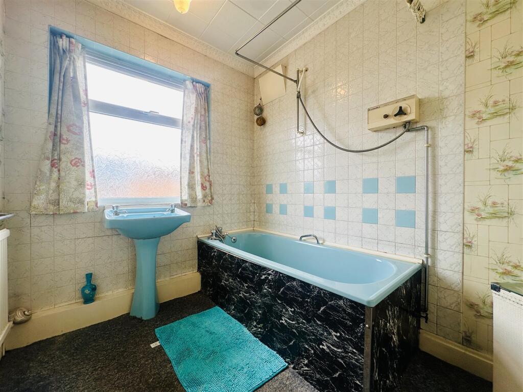 FAMILY BATHROOM
