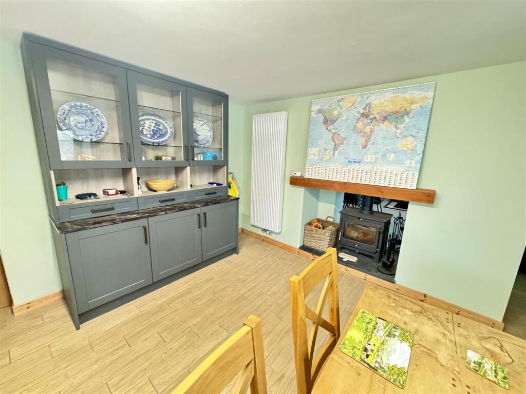 KITCHEN/ DINING ROOM