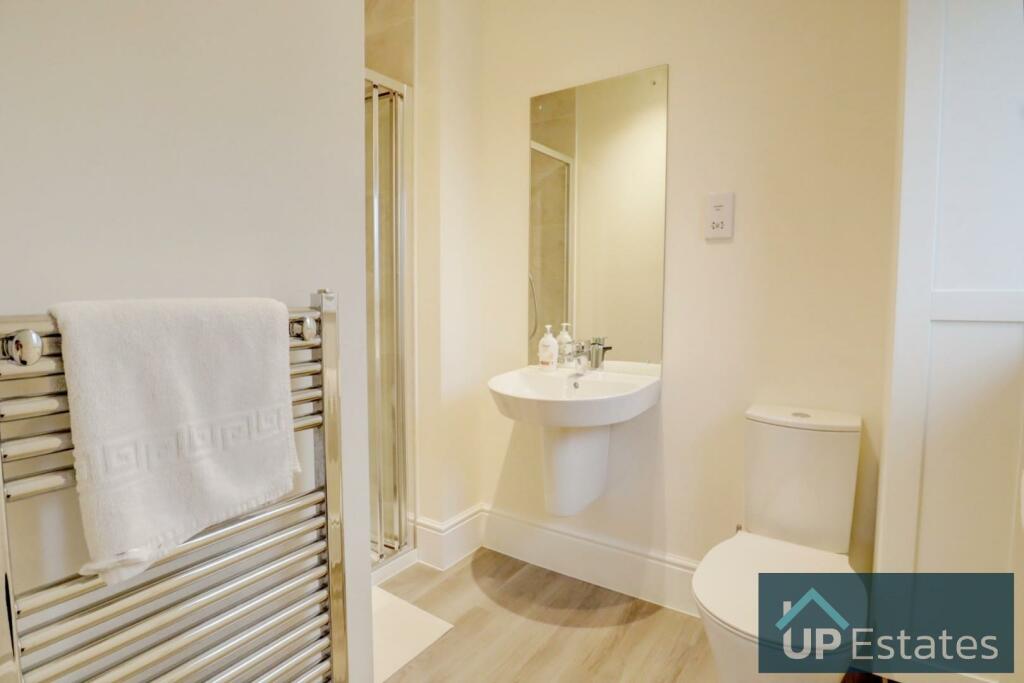 Bed 2 En Suite.jpg