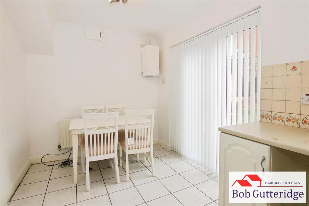 FITTED KITCHEN / DINER