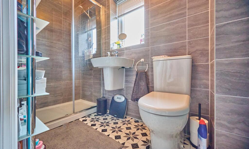 EN-SUITE SHOWER ROOM