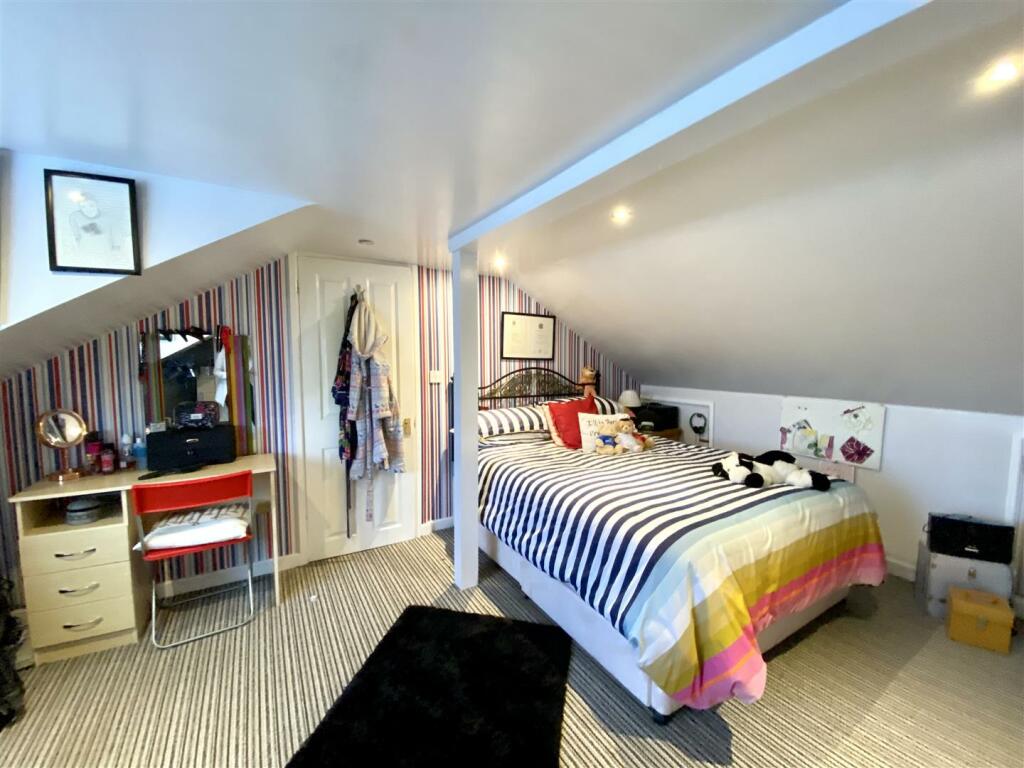 BEDROOM 2