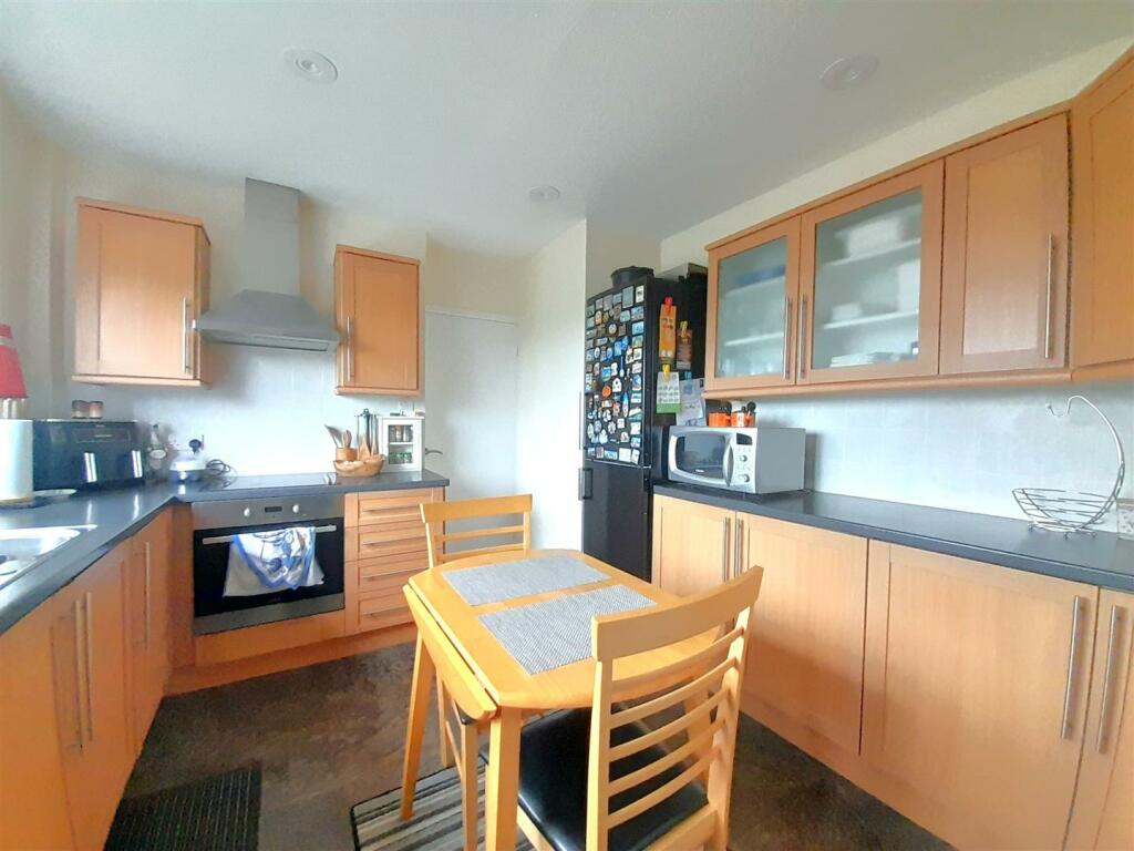 Kitchen 2.jpg