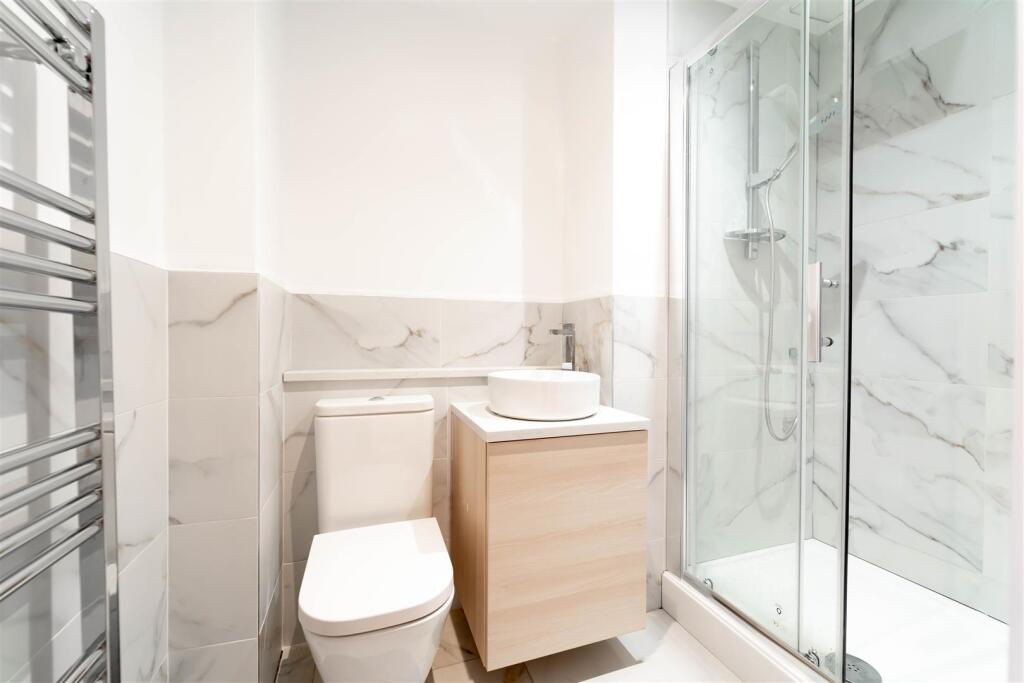 Centurion Apt 19 Bathrooms-2.jpg