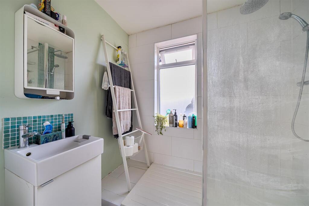 Malvern Way - En-Suite.jpg