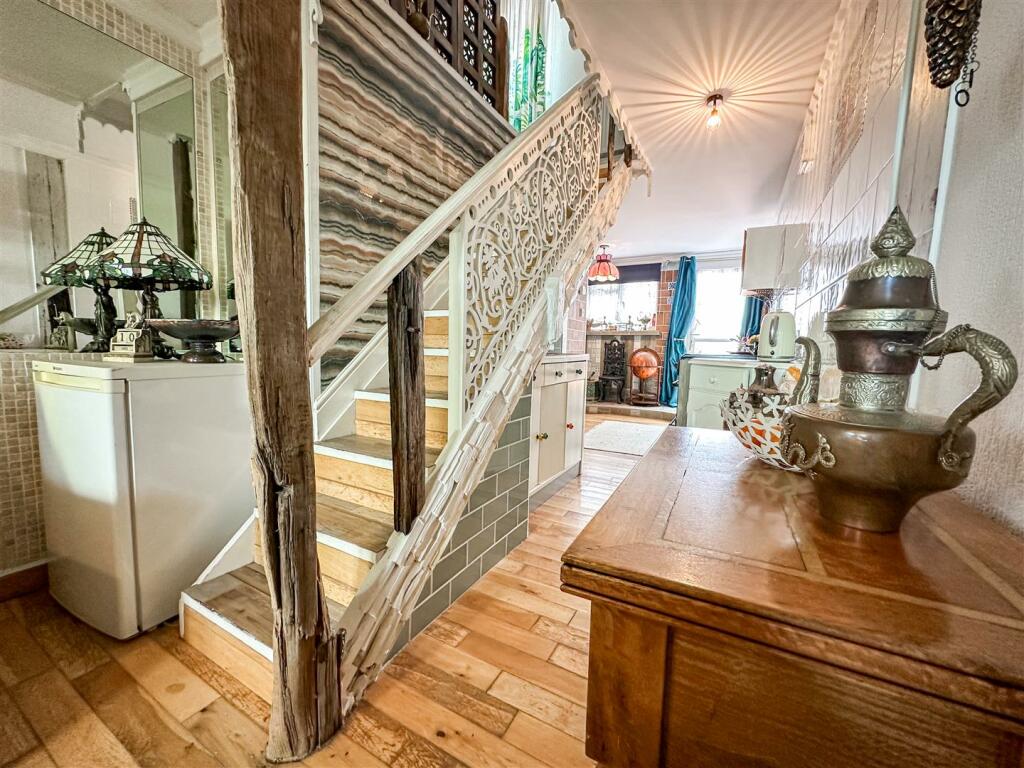 KITCHEN/SITTING AREA