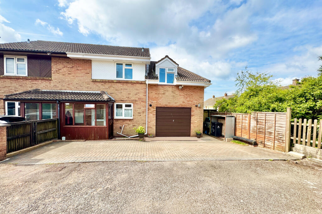 Four Bedroom Spacious Family Home in Great Locati
