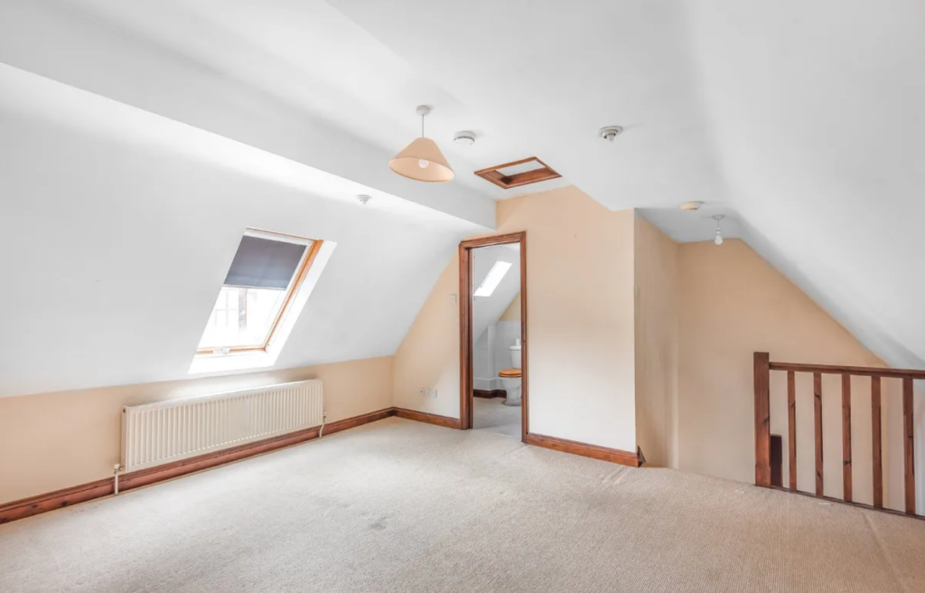 Bedroom/Bathroom