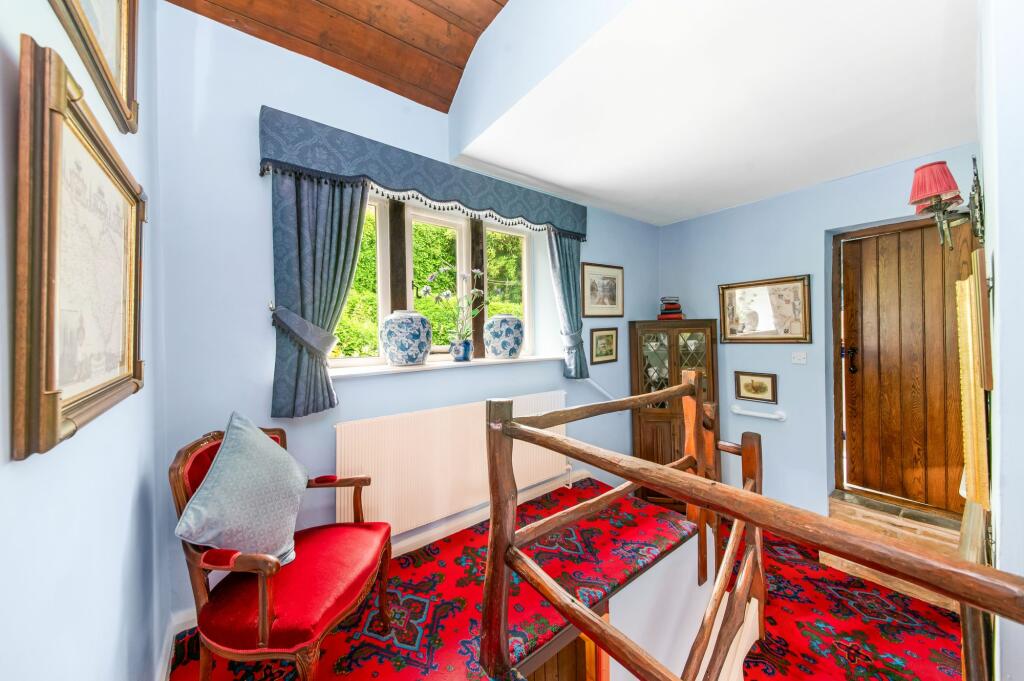 FIRST FLOOR LANDING