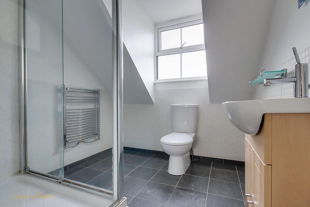 En-suite to main bedroom