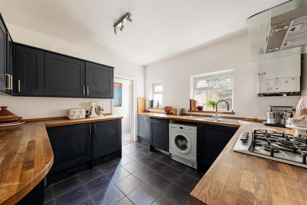 Lyndhurst Drive, E10