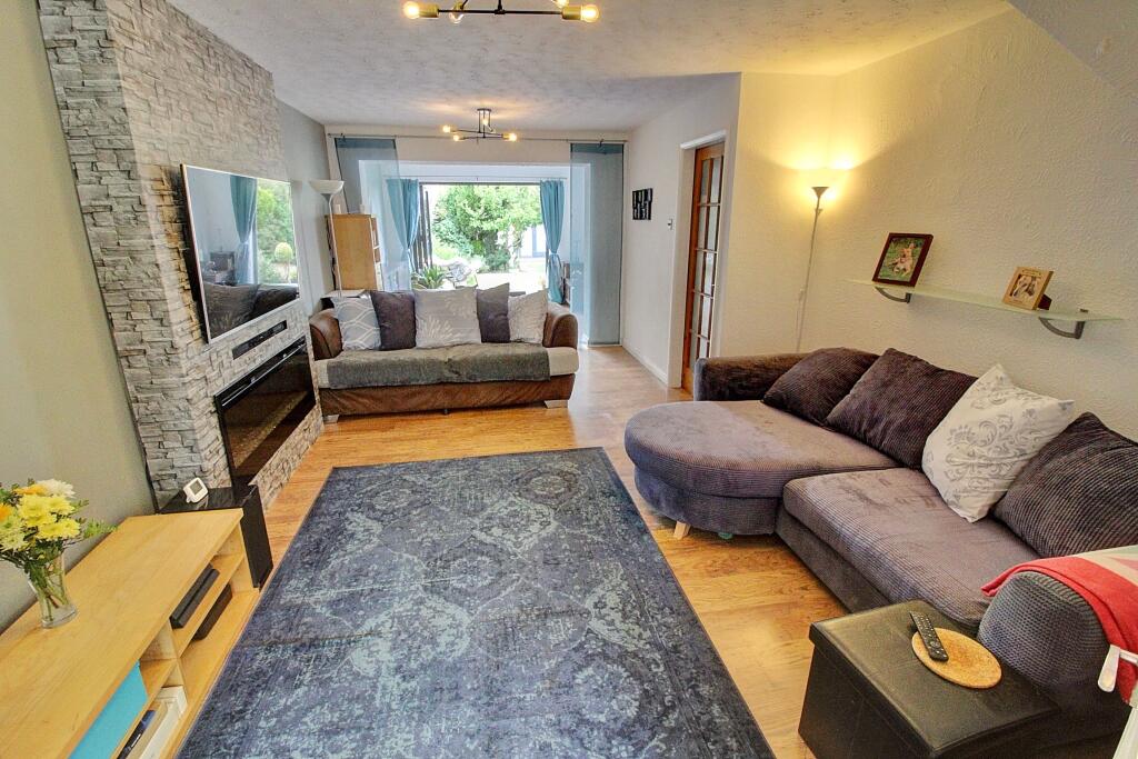 2. Lounge/Dining Area