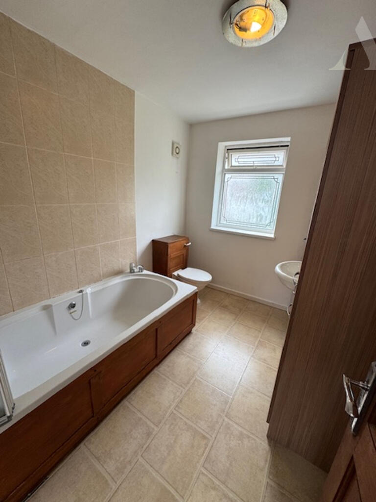 62 Sandhurst Avenue - bathroom