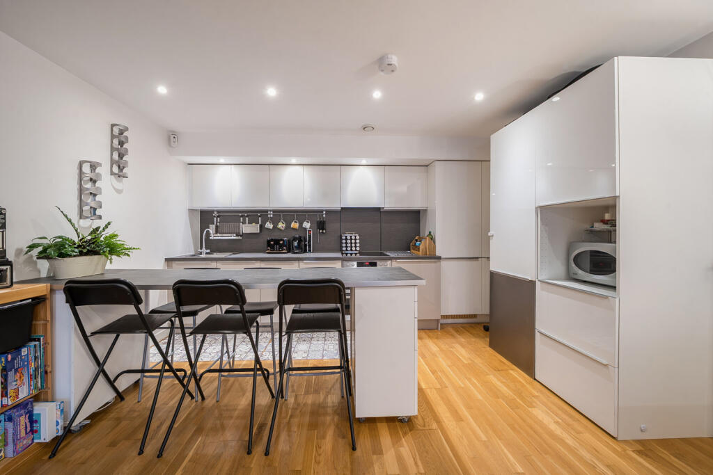 1374403-6-691736f...