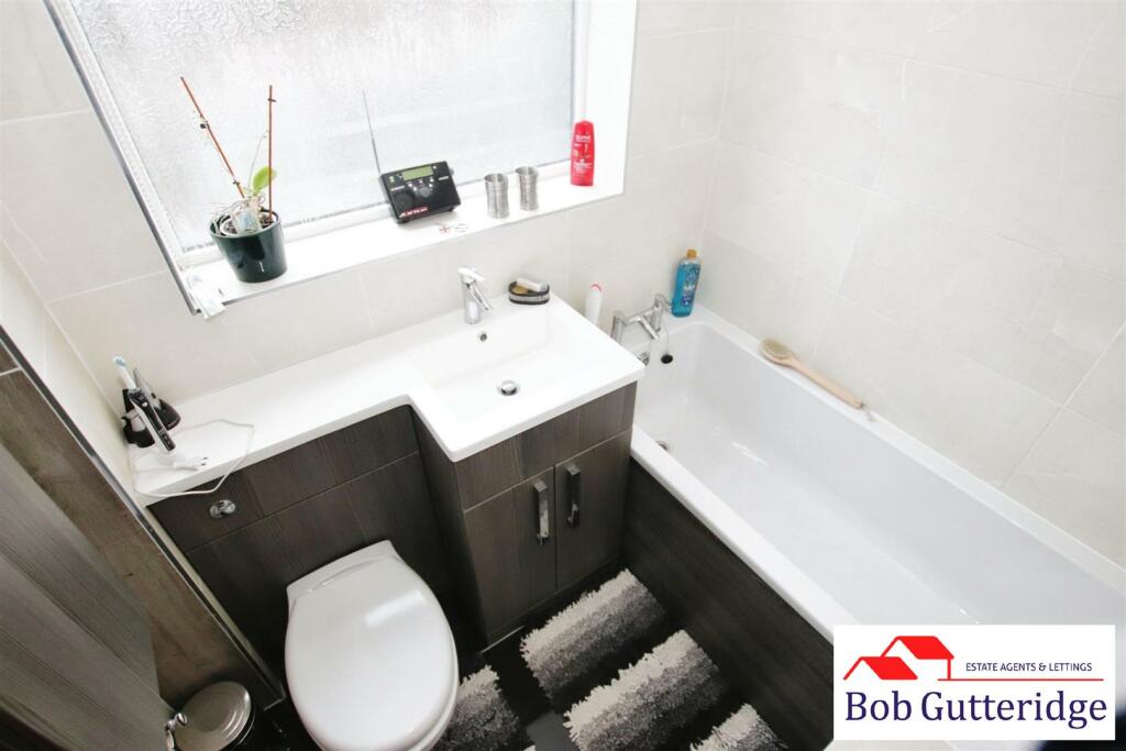 FIRST FLOOR FAMILY BATHROOM