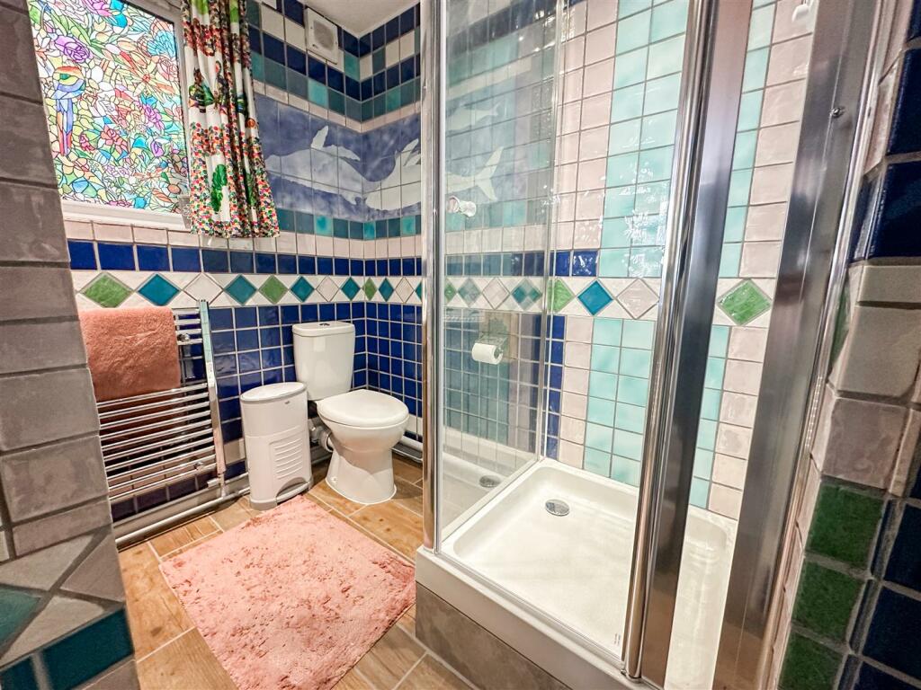 EN-SUITE SHOWER ROOM