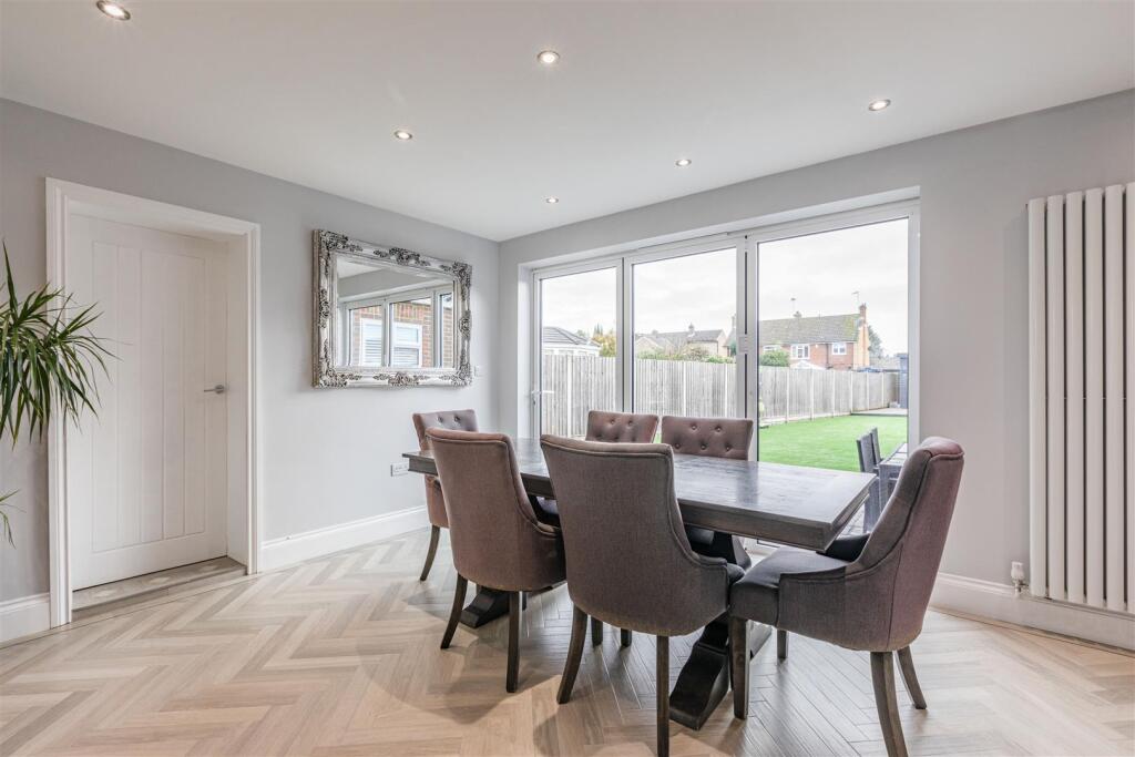 28 Cornwall Avenue, Byfleet, KT14 7EY - 20.jpg