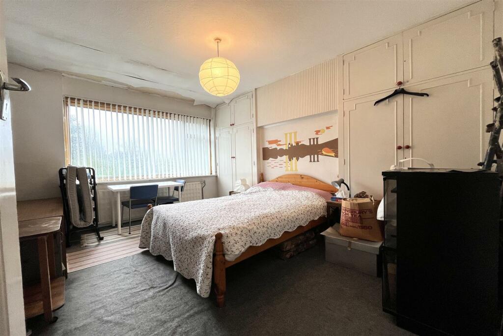 BEDROOM 1: