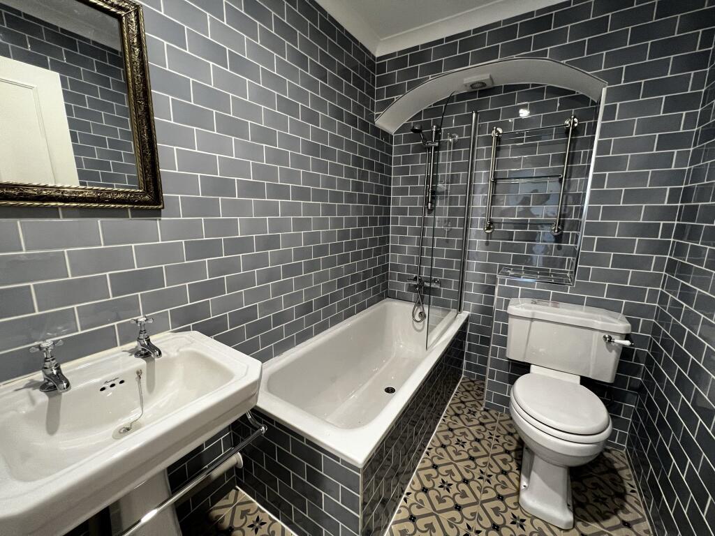 Main bathroom (2)