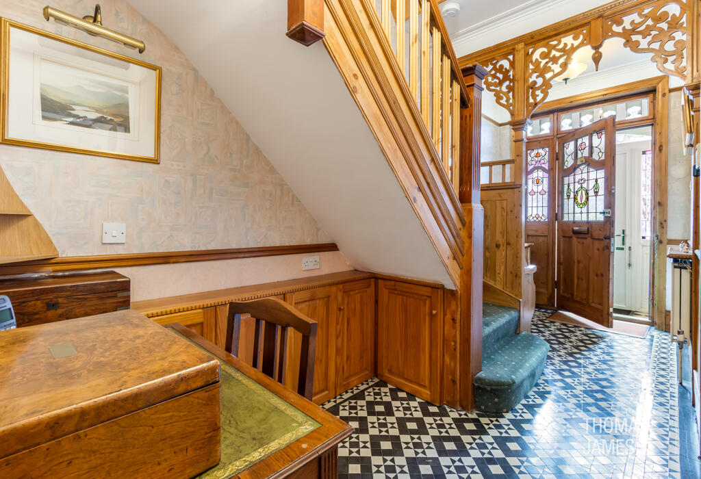 Berkshire Gardens, ornate woodwork