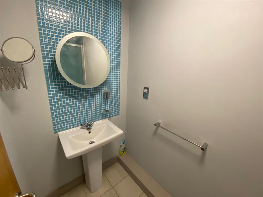 SHOWER ROOM 2.jpg