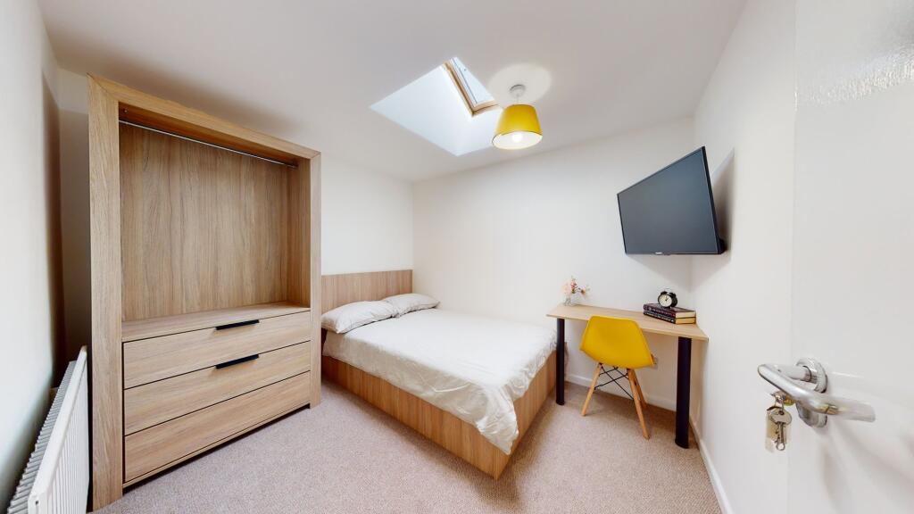 Bright and tidy single bedroom featuring a comf...