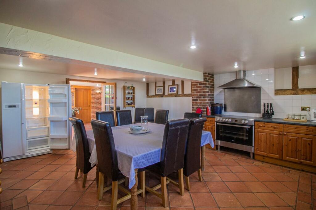 2 Clamp Farm Barns [Kitchen] 01.jpg