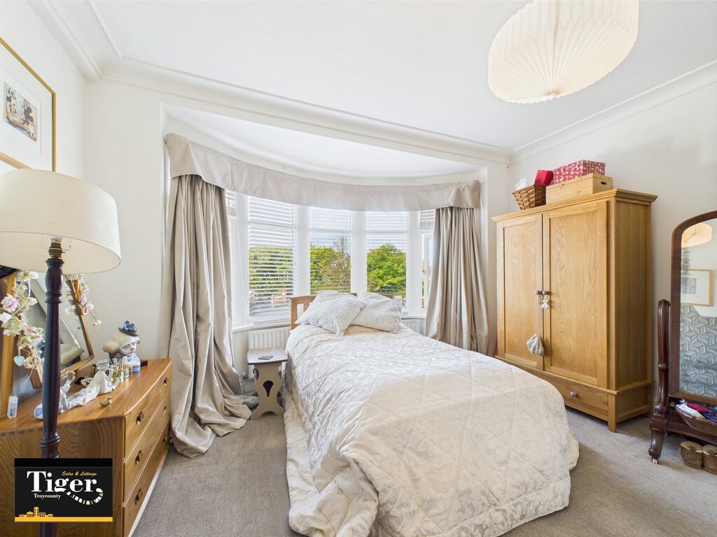 CAM02176G0-PR0579...