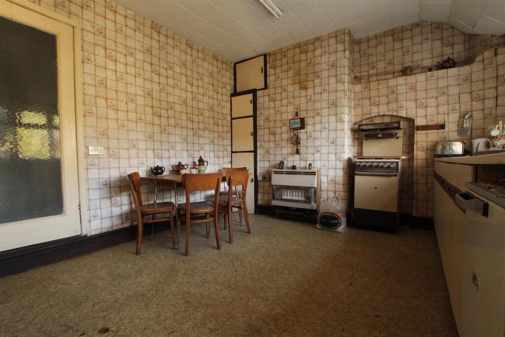 Kitchen (2).JPG