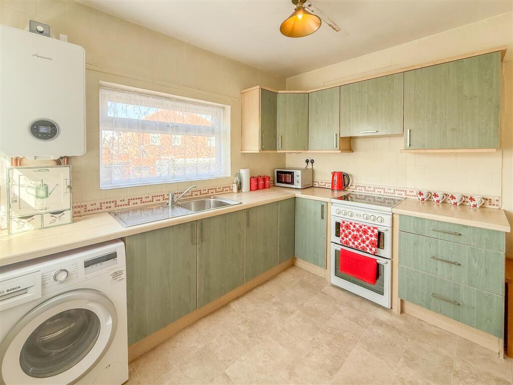 BREAKFASTING KITCHEN