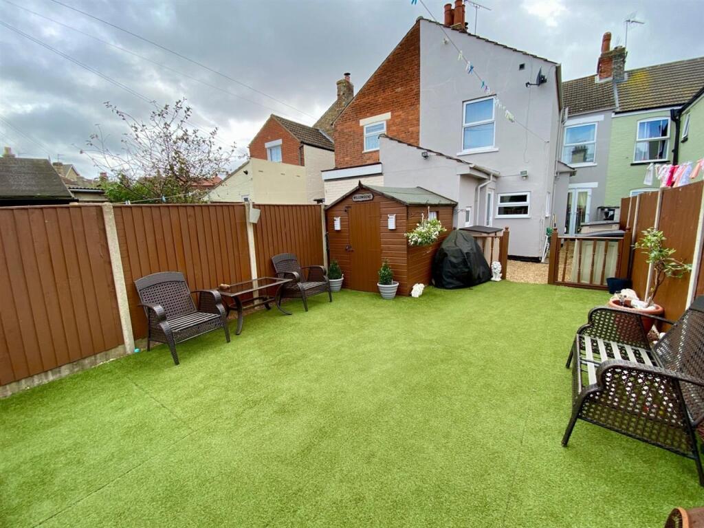 REAR GARDEN.jpg