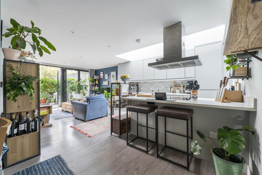 High Road Leyton, E10