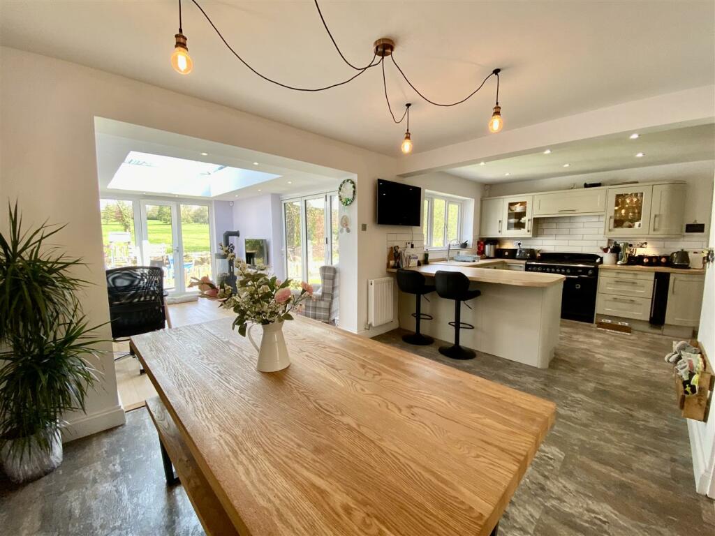 KITCHEN/DINING ROOM
