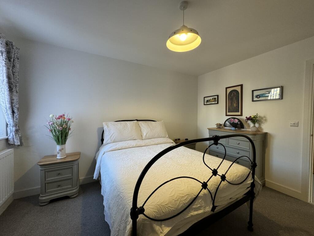 Bedroom 2 / Bathroom