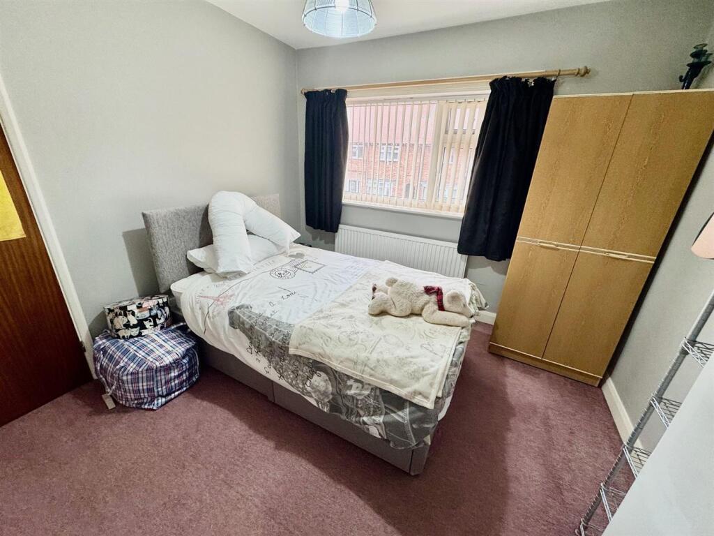 Bedroom 1b.jpg