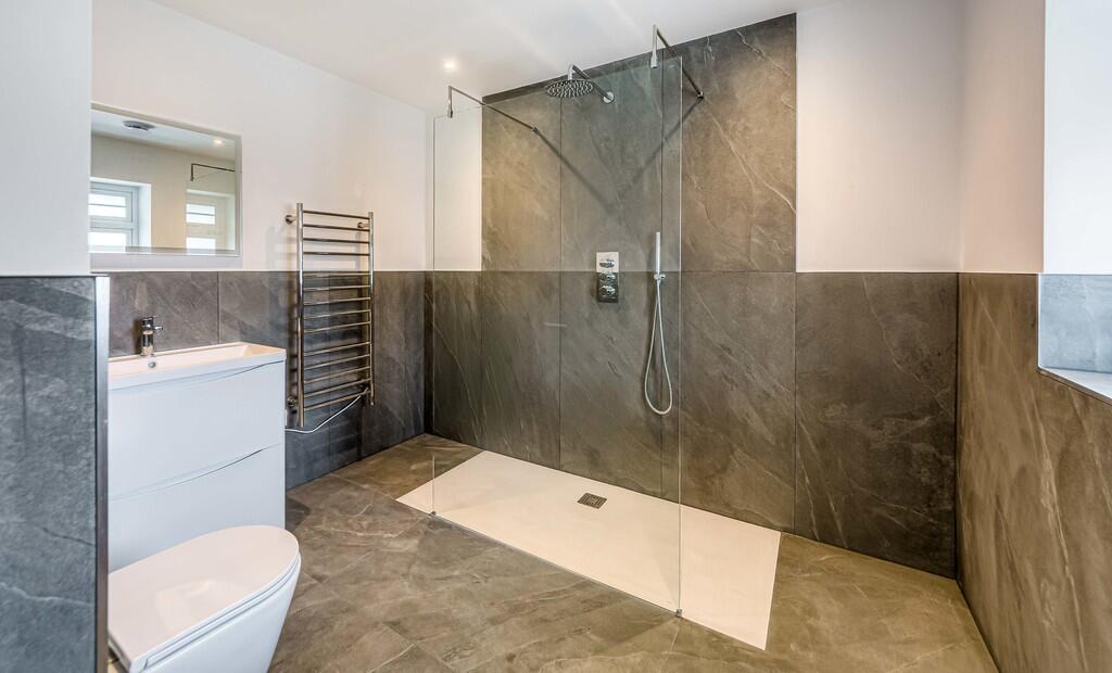 Master bedroom en...