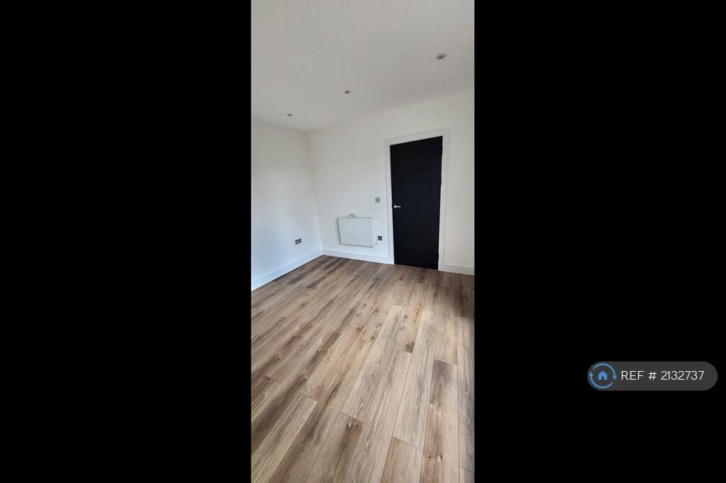 Flat 6a - Master Bedroom