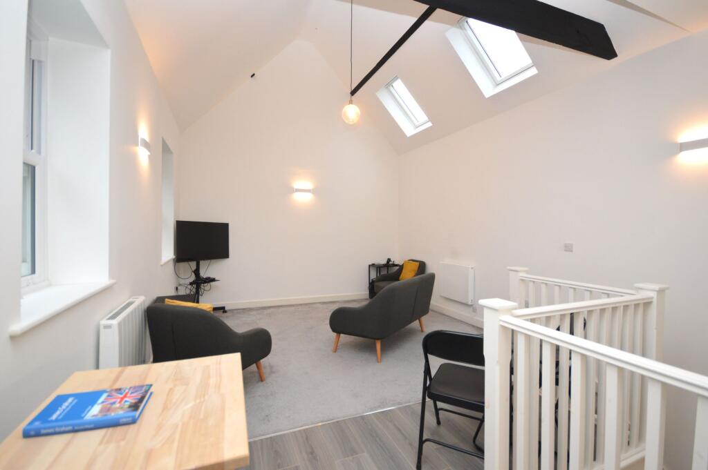 Lounge / Dining Area