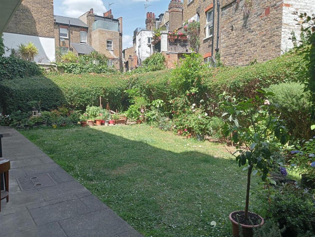 Communal Garden,Queens Court, Eden Harper SW11