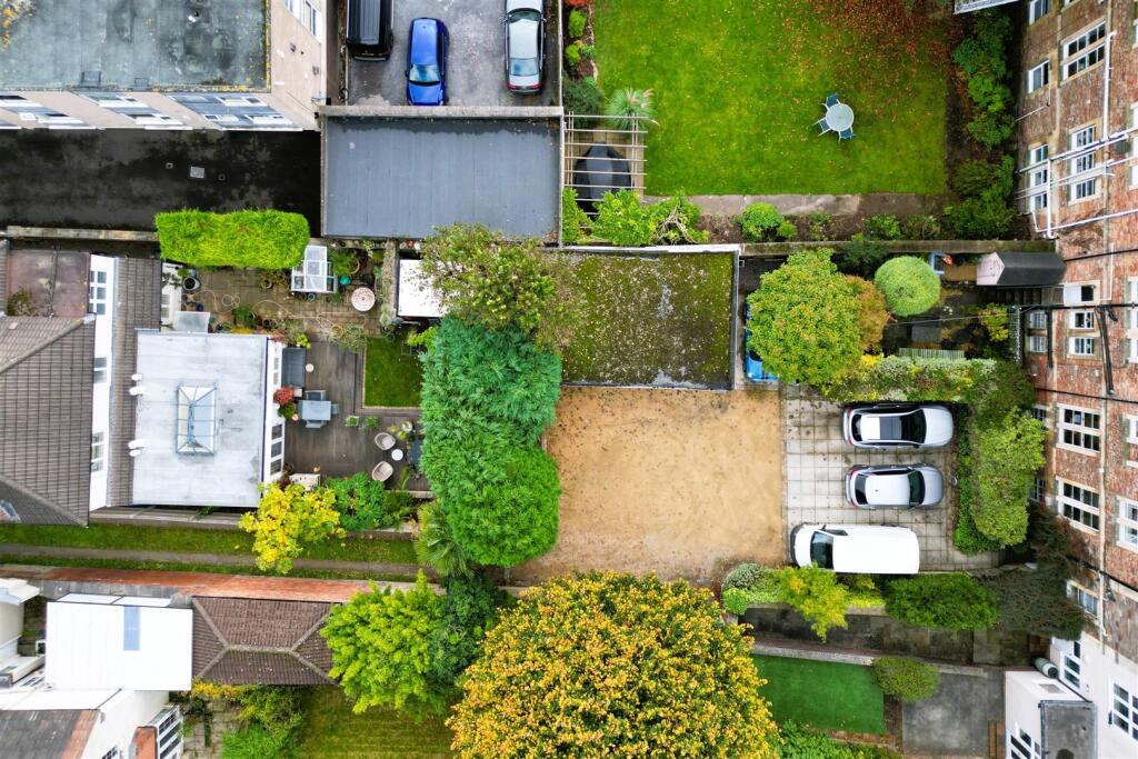 Middle garage to rear of 74 Pembroke Road, Clifton